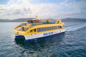 Fred. Olsen Express presenta en FITUR su nuevo miniferri para excursiones turísticas