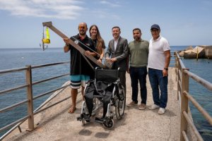 G&aacute;ldar: Sardina incorpora una gr&uacute;a adaptada para facilitar el acceso al mar a personas con movilidad reducida que practican buceo