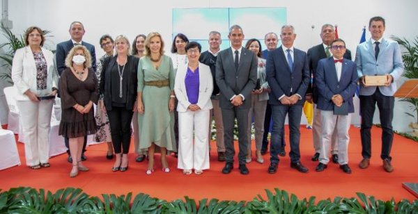 El Gobierno de Canarias entrega las distinciones Viera y Clavijo 2021 en reconocimiento a los méritos educativos