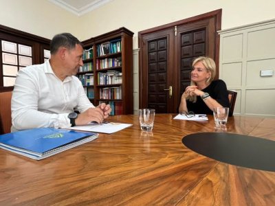 Esther Monz&oacute;n se re&uacute;ne con representantes de la asociaci&oacute;n TeidELA