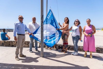 La Playa de Los Pozos, la de Puerto Lajas y Playa Blanca ondean, otro a&ntilde;o m&aacute;s, sus banderas azules