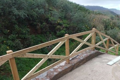 El Ayuntamiento instala más de 70 metros de vallas de madera en caminos de los Altos de Gáldar para mejorar la seguridad