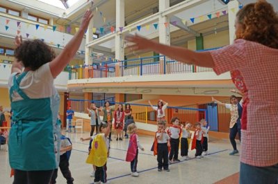 Sylvia Ja&eacute;n presenta a SuperBi, protagonista que reivindica la igualdad en 60 centros de infantil de Canarias