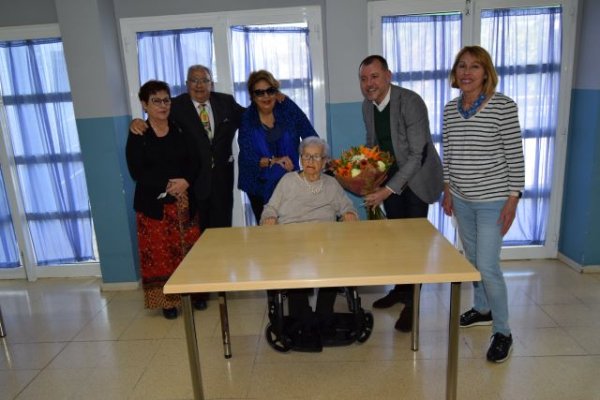 Guía: El alcalde y la concejala del Mayor felicitan por su centenario a Doña Rosa Torrens Galván