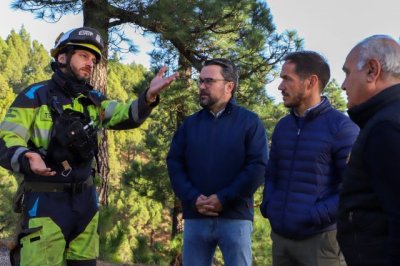 Zapata comprueba los trabajos de los EIRIF en el cintur&oacute;n de protecci&oacute;n contra incendios de Santa Cruz de La Palma