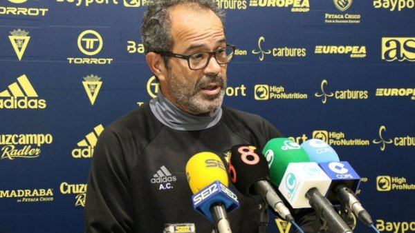 Álvaro Cervera, a punto de ser destituido como entrenador del Cádiz