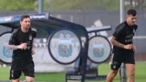 Messi, que no jugaba con el PSG por lesi&oacute;n, entrena con Argentina