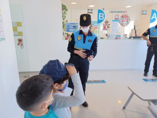 Los niños y niñas del HUC reciben la visita de la Policía Local de La Laguna