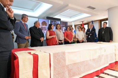 Presidencia conf&iacute;a a las caladoras de Ingenio el regalo institucional que Canarias entregar&aacute; al Papa Le&oacute;n XIV