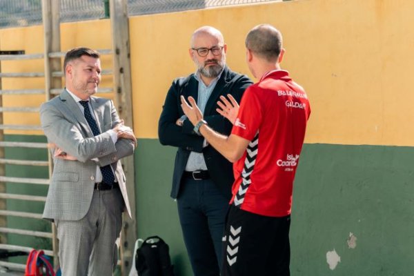 Las instituciones conocen de primera mano el proyecto del Balonmano Gáldar