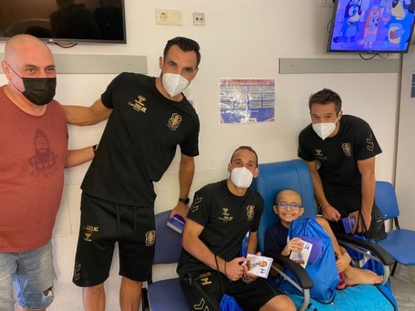 Los niños ingresados en los dos hospitales públicos tinerfeños reciben la visita de los jugadores del CD Tenerife