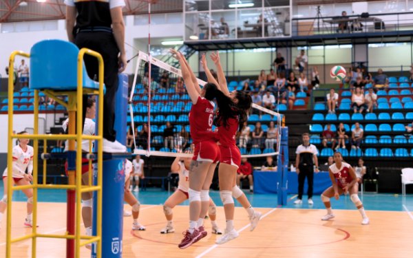 Voleibol Femenino: El Arona LESS4MORE estrena el 2025 con una derrota ante Zalaeta