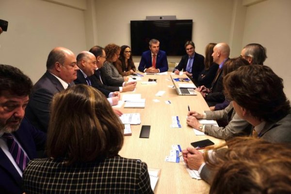 Domínguez negocia en Bruselas una modificación de los recargos a los fletes del transporte marítimo en Canarias