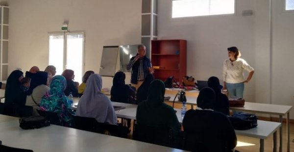 En torno a una veintena de mujeres migrantes reciben formación en La Aldea de San Nicolás para aprender español