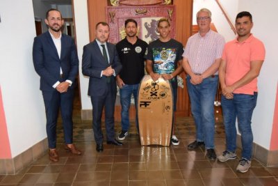 Teodoro Sosa recibe al rider Gabriel Molina tras su participaci&oacute;n en una prueba mundial en Chile