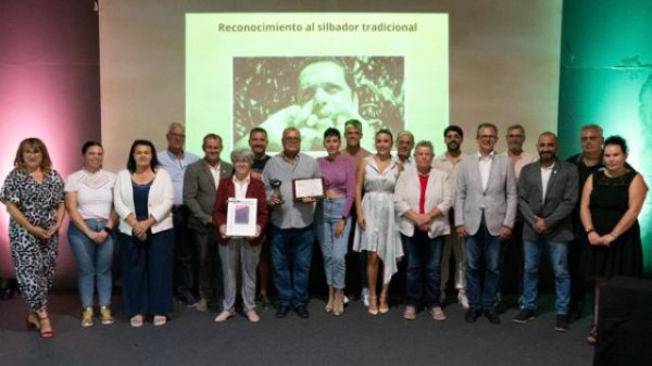 La Asociación Cultural Silbo Gomero reconoce al silbador Isidoro Jesús Armas Chinea