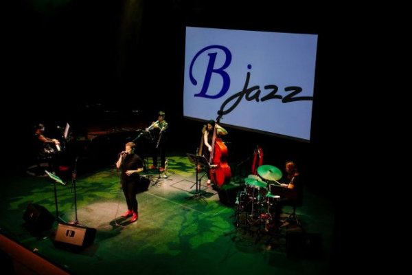 Cueva Pintada programa una nueva visita nocturna al yacimiento con la música en directo de Bjazz