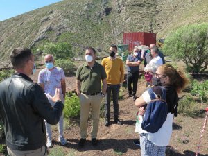 Guía:  El Alcalde y representantes de la asociación de vecinos La Piconera visitan las obras de mejora del Mirador de La Atalayita