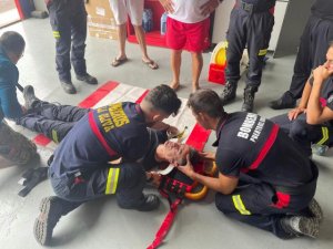 Los bomberos de Puerto del Rosario se forman en primeros auxilios acu&aacute;ticos