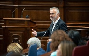 Torres niega un agravio a Canarias en la bonificación al transporte terrestre