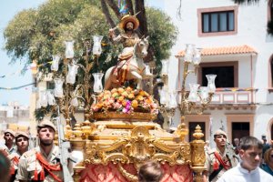 Gáldar: La Eucaristía Solemne y Procesión, la Batalla de Flores y los conciertos de Shaila Dúrcal y Ella Baila Sola, platos fuertes del 25 de julio