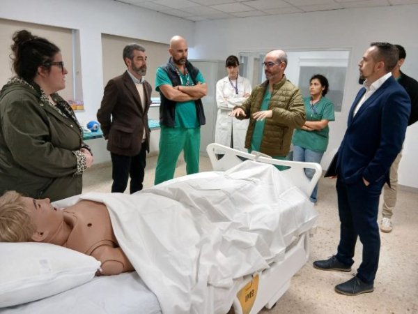 Adasat Goya visita el HUC para conocer el funcionamiento del Aula de Simulaci&oacute;n cl&iacute;nica de la ULL