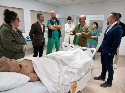 Adasat Goya visita el HUC para conocer el funcionamiento del Aula de Simulaci&oacute;n cl&iacute;nica de la ULL