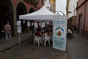 Un stand en la calle Capitán Quesada ofrece información para la prevención de adicciones