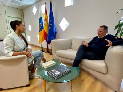 Poli Su&aacute;rez recibe a Loida Gonz&aacute;lez, finalista de los Premios EDUCA ABANCA Mejor Docente 2023