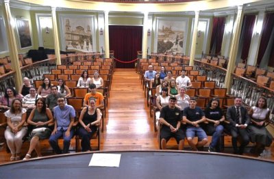 Gáldar entrega las ayudas al estudio a 42 estudiantes del municipio
