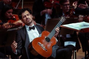 Pablo Sainz-Villegas, embajador de la guitarra española, recorre las ocho islas con el FIMC