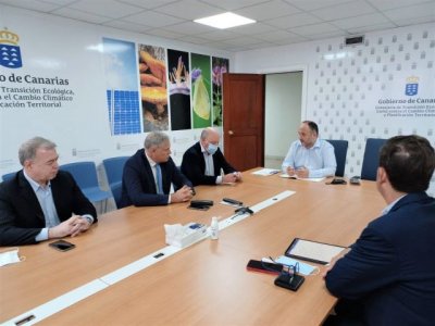 Jos&eacute; Antonio Valbuena aborda con las patronales del autom&oacute;vil las ayudas al veh&iacute;culo el&eacute;ctrico