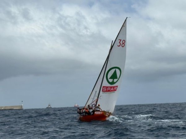 Vela Latina Canaria: El Spar Guerra del Río derrota al Hospital La Paloma Pueblo Guanche y fuerza una pega de desempate