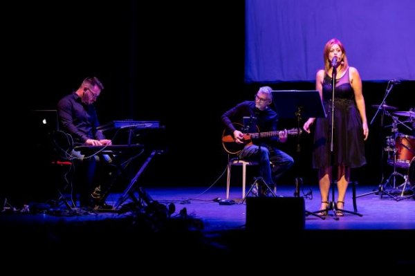 El concierto por el 25N “Tras la Puerta Violeta” logra concienciar y conmover en su presentación en Gáldar