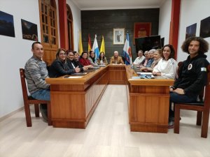 El alcalde de La Aldea de San Nicolás, Tomás Pérez, se reúne con las asociaciones vecinales del municipio