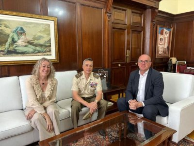 El delegado del Gobierno en Canarias Anselmo Pestana, se despidió del general jefe de la Brigada Canarias XVI Ricardo Esteban