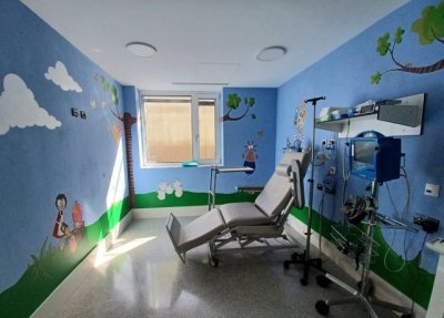 Color y dibujos alegran el cub&iacute;culo infantil en Cirug&iacute;a Mayor Ambulatoria del HUC
