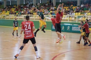 Balonmano: El Km13 G&aacute;ldar comienza tumbando a uno de los favoritos al t&iacute;tulo (29-27)