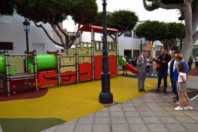 Gáldar renueva los parques infantiles de la Plaza de los Faycanes y los dúplex del Faro de Sardina