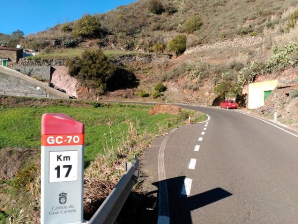 El Cabildo destina 240.000 euros para construir un muro que refuerce la carretera del Barranco del Pinar, en Gu&iacute;a