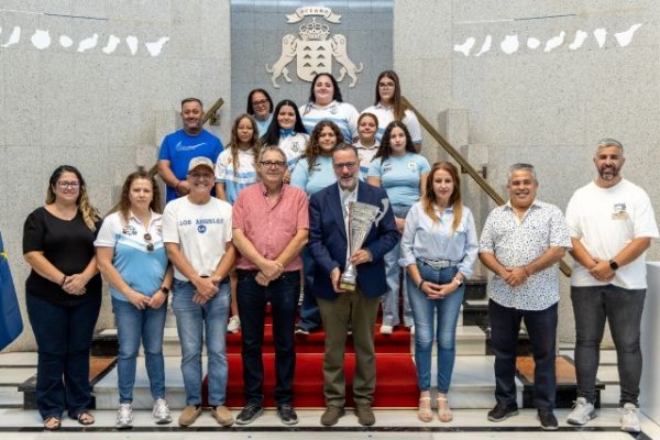 Poli Su&aacute;rez felicita al Santa Rita por la conquista del Campeonato de Canarias de lucha femenina