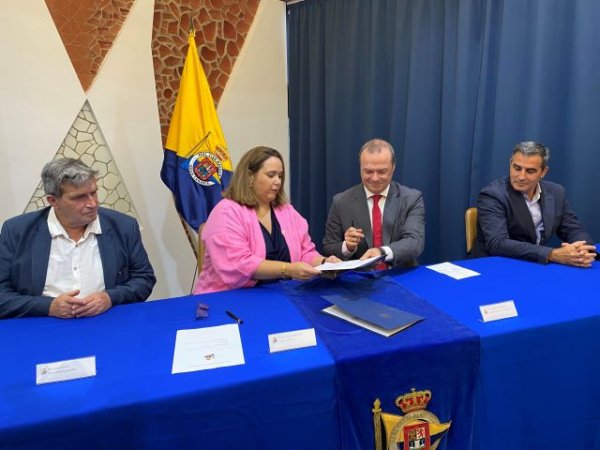 El Ayuntamiento firma el Protocolo con el Real Club Náutico que permitirá ampliar el Paseo Marítimo de la Capital