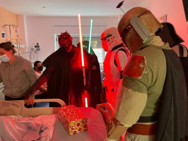 El ala pediátrica del Hospital La Candelaria recibe la visita de personajes de Star Wars