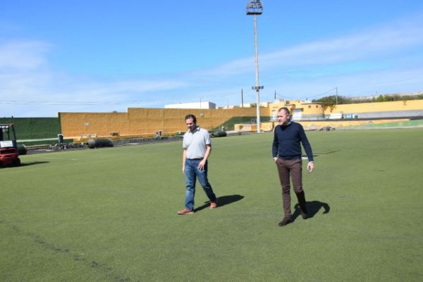 Obras de renovación del césped artificial del Campo de Fútbol de Sardina