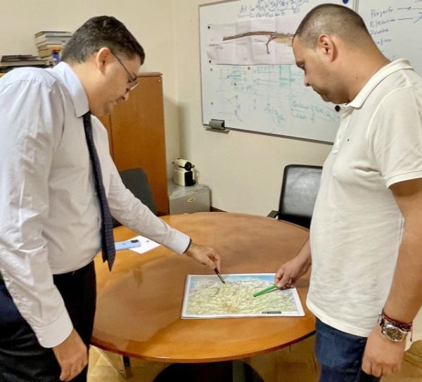 Miguel Ángel Pérez del Pino, se reúne con el alcalde de Guía, Pedro Rodríguez, para abordar la actuación que se está ejecutando en la GC-291