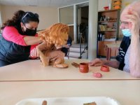 El proyecto &ldquo;Envejecimiento Activo&rdquo; ofrece talleres para mayores en la Cueva Pintada