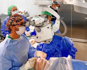 El servicio de Oftalmología del Hospital Doctor Negrín realiza por vez primera un trasplante corneal lamelar