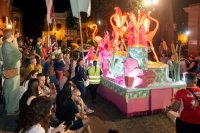 La Cabalgata de Carrozas llena de colorido las calles del casco de G&aacute;ldar