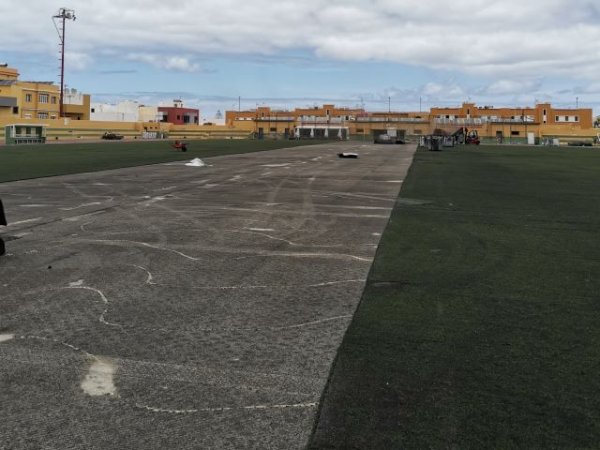 Comienza la colocación del nuevo césped artificial en el Estadio de Barrial de Gáldar