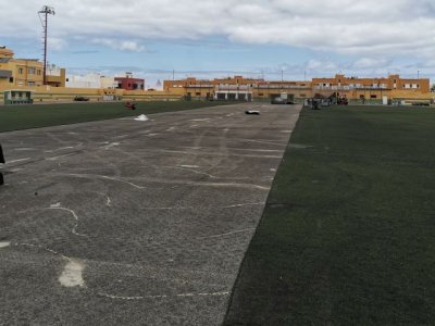 Comienza la colocaci&oacute;n del nuevo c&eacute;sped artificial en el Estadio de Barrial de G&aacute;ldar